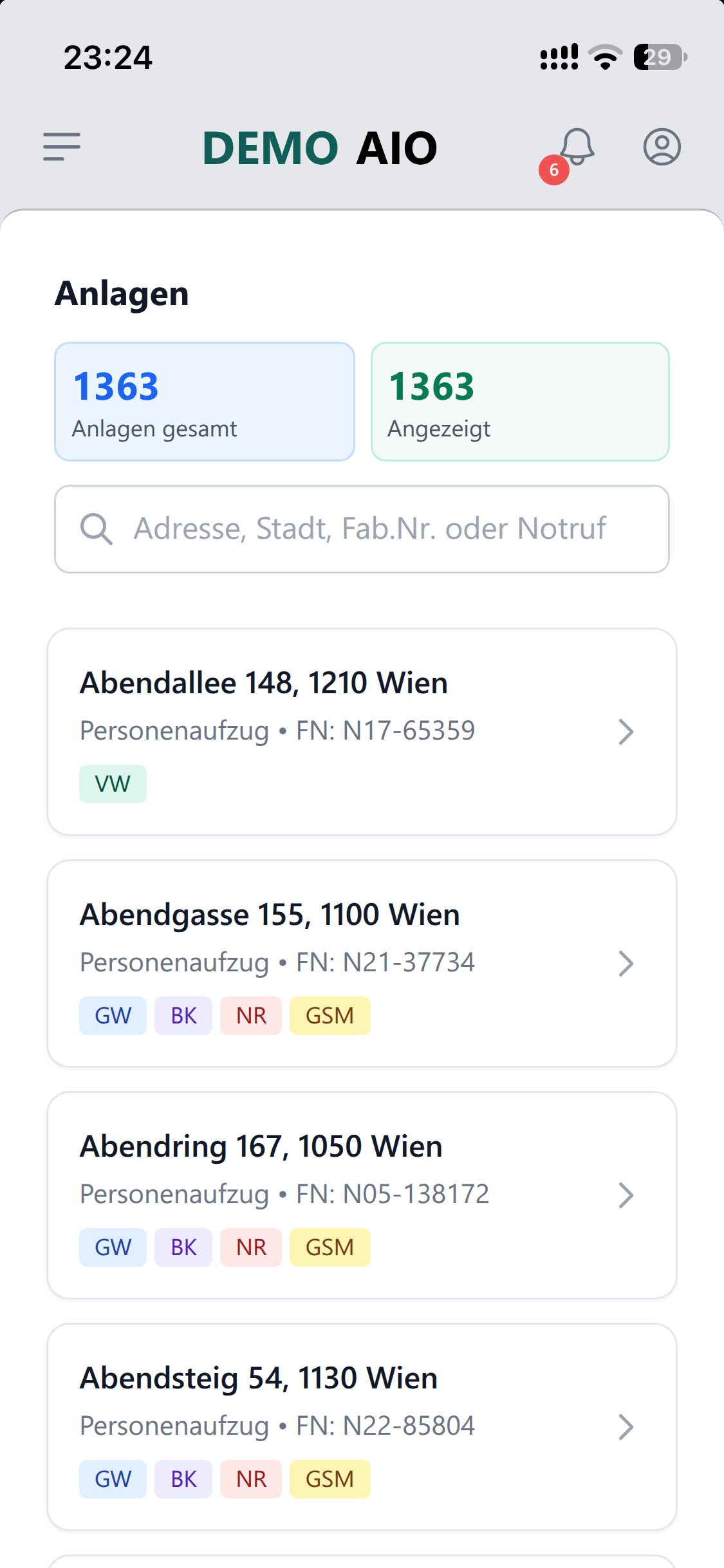 Alle Aufzugsanlagen mit Suche, Leistungs-Badges und Fabrikationsnummer